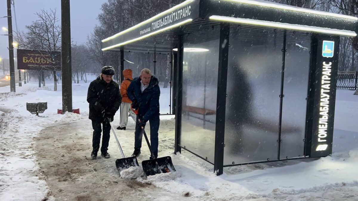 "Уберем снег ВМЕСТЕ!" Сотрудники аппарата управления ОАО "Гомельоблавтотранс" вышли на улицы города с лопатами и присоединились к акции "Уберем снег ВМЕСТЕ!"