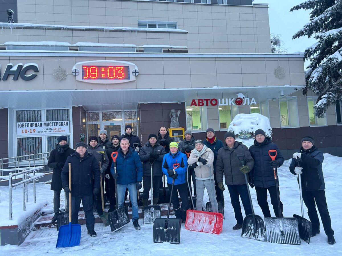В рамках областного субботника сотрудники ОАО «Гомельоблавтотранс», во главе с генеральным директором Д.Старостенко приступили к уборке снег на прилегающих и закреплённых территориях